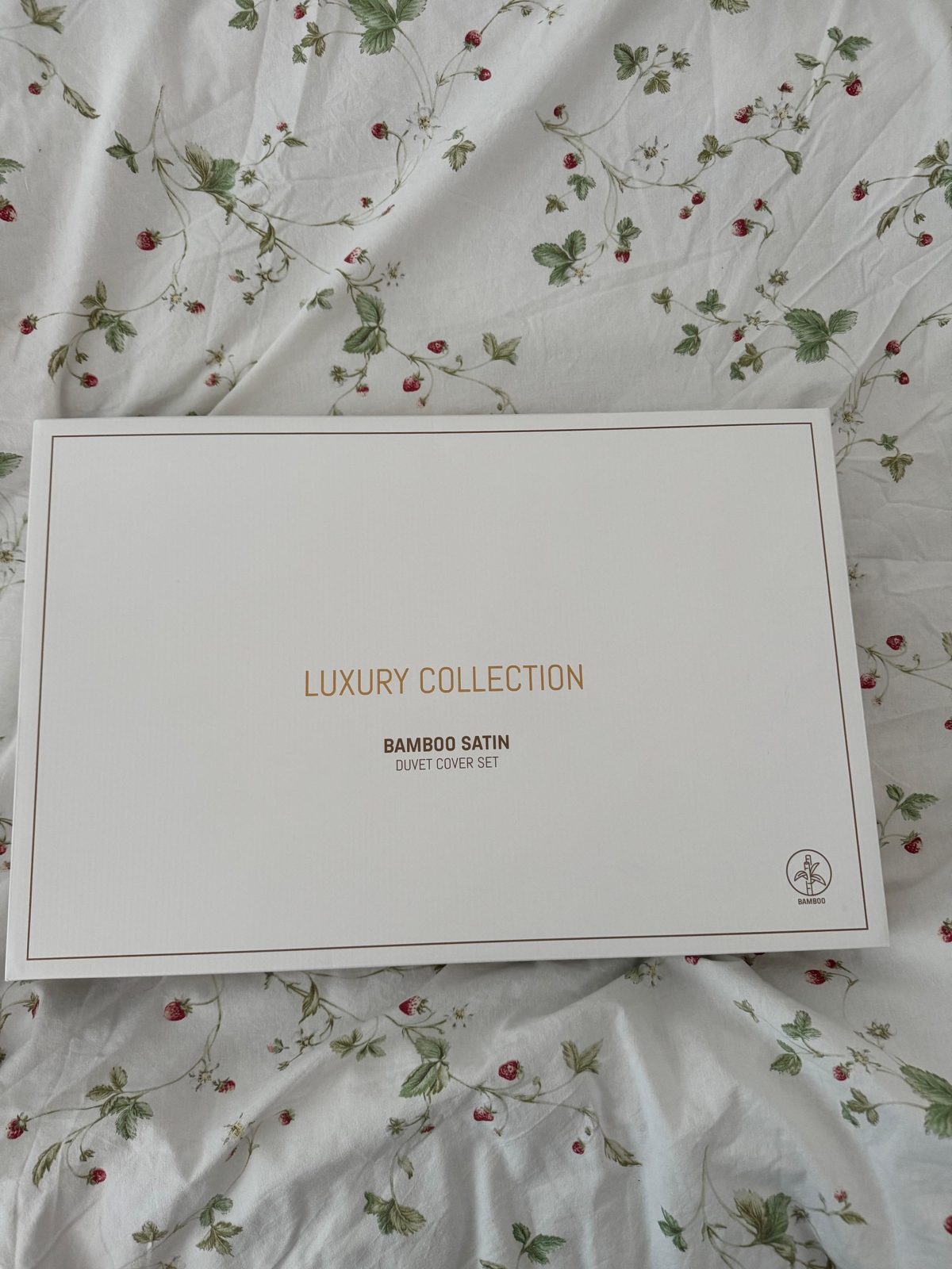 Белая коробка Luxury Collection с надписью Bamboo Satin Duvet Cover Set